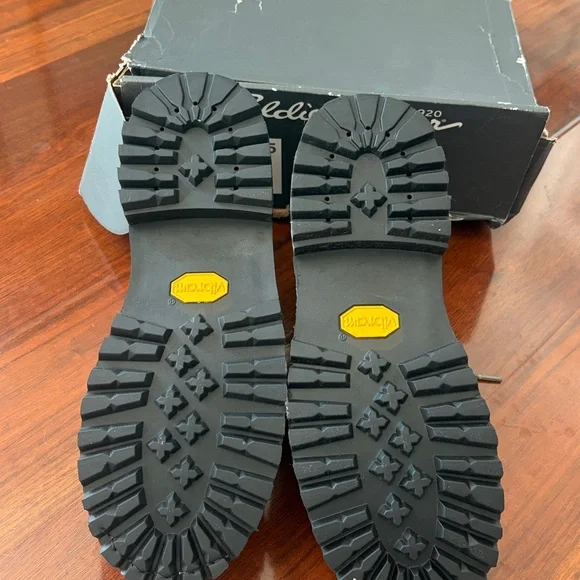 Eddie Bauer Brown Leather Boots with Green Laces - Picture 6 of 6